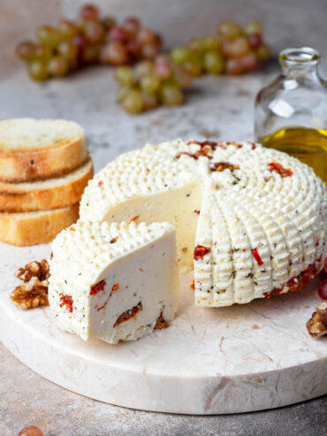 Hausgemachter Presskäse mit getrockneten Tomaten und Kräutern