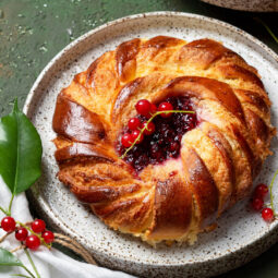 Hefebrötchen mit Frangipane-Creme und Johannisbeer-Konfitüre