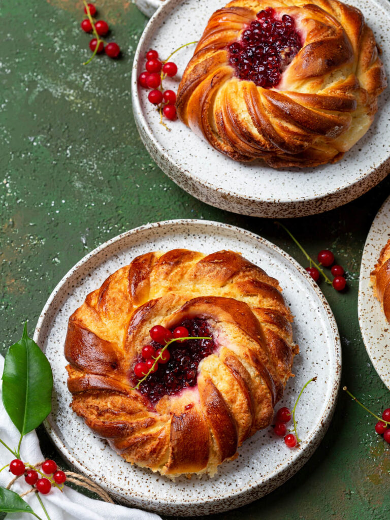 Hefebrötchen mit Frangipane-Creme und Johannisbeer-Konfitüre