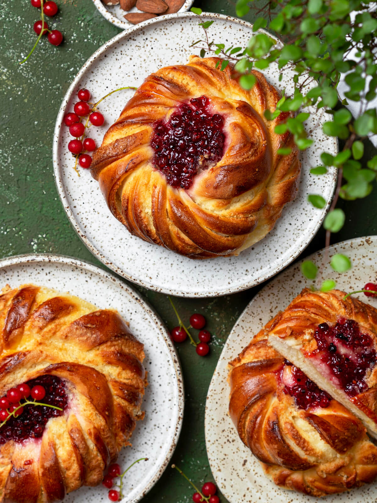 Hefebrötchen mit Frangipane-Creme und Johannisbeer-Konfitüre