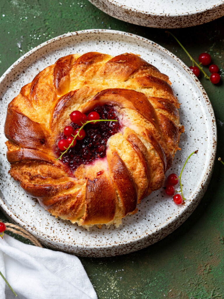 Hefebrötchen mit Frangipane-Creme und Johannisbeer-Konfitüre