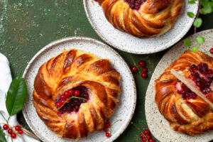 Hefebrötchen mit Frangipane-Creme und Johannisbeer-Konfitüre