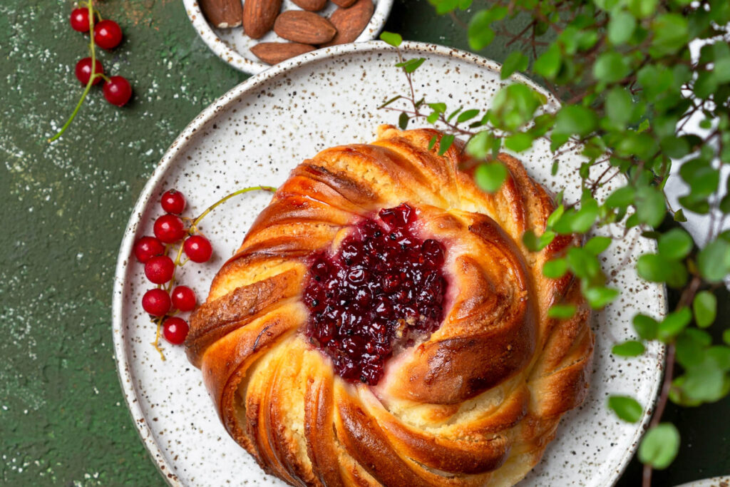 Hefebrötchen mit Frangipane-Creme und Johannisbeer-Konfitüre