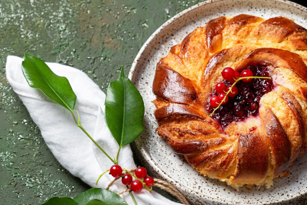 Hefebrötchen mit Frangipane-Creme und Johannisbeer-Konfitüre
