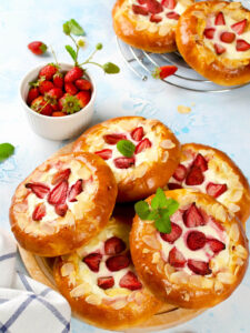 Hefeteig-Vatruschki mit Quark und Erdbeeren
