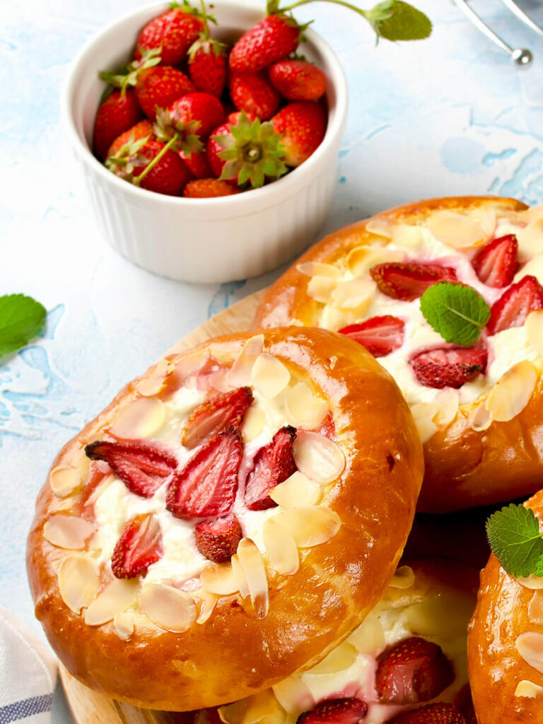 Hefeteig-Vatruschki mit Quark und Erdbeeren