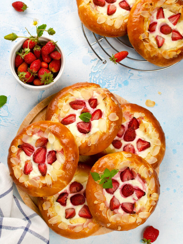 Hefeteig-Vatruschki mit Quark und Erdbeeren