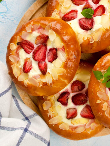 Hefeteig-Vatruschki mit Quark und Erdbeeren