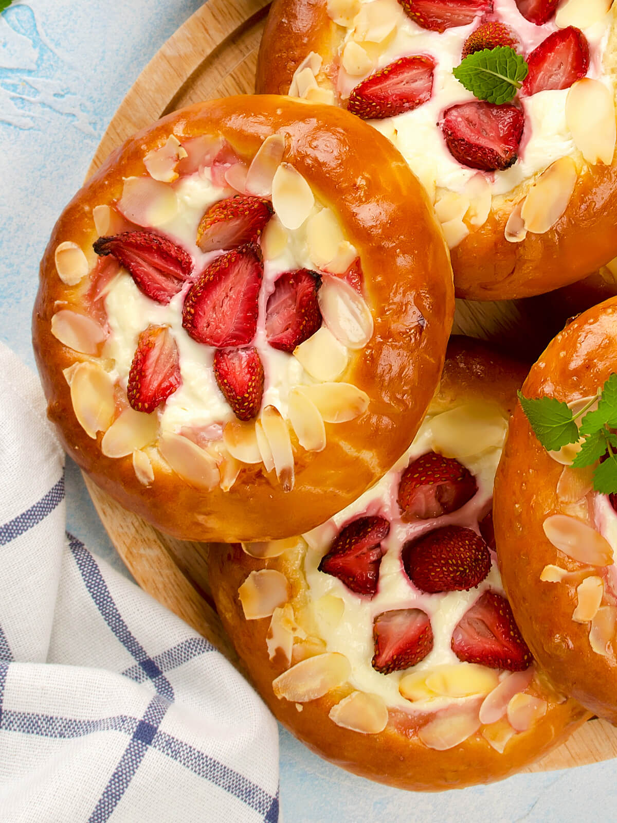 Hefeteig-Vatruschki mit Quark und Erdbeeren