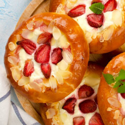 Hefeteig-Vatruschki mit Quark und Erdbeeren
