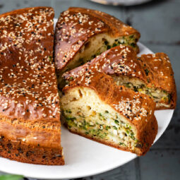 Herzhafter Rührkuchen mit Frühlingszwiebeln und Ei