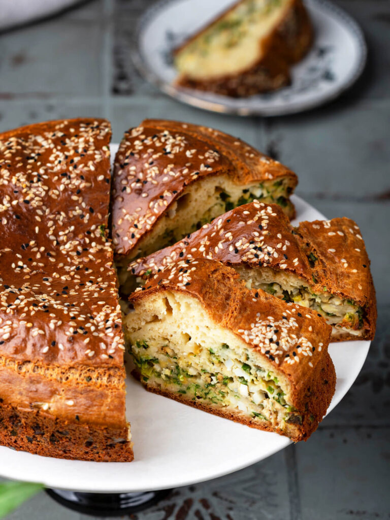 Herzhafter Rührkuchen mit Frühlingszwiebeln und Ei