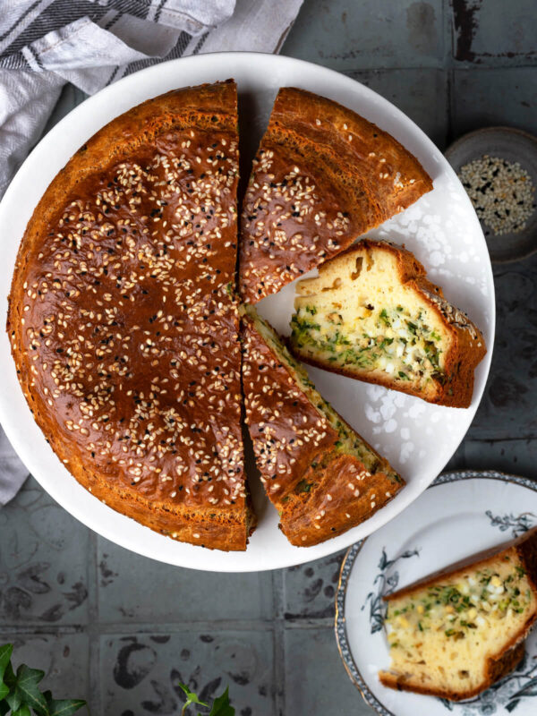 Herzhafter Rührkuchen mit Frühlingszwiebeln und Ei