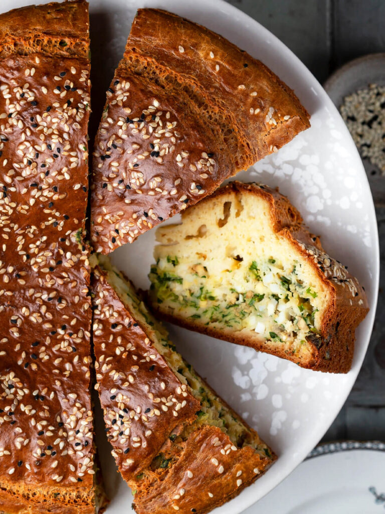 Herzhafter Rührkuchen mit Frühlingszwiebeln und Ei