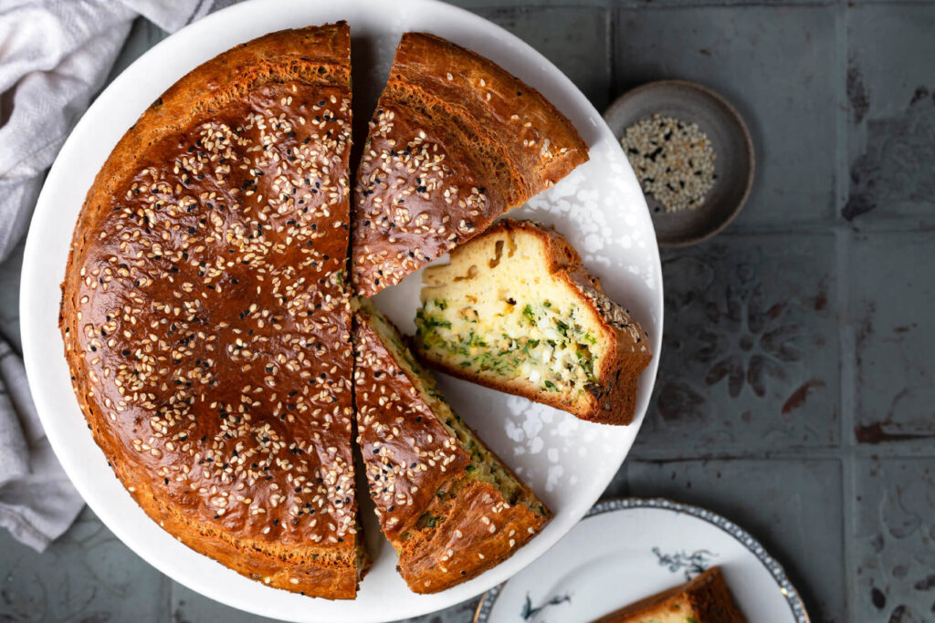 Herzhafter Rührkuchen mit Frühlingszwiebeln und Ei