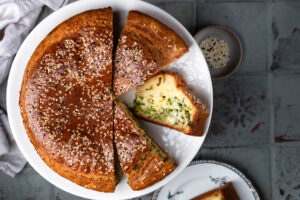 Herzhafter Rührkuchen mit Frühlingszwiebeln und Ei