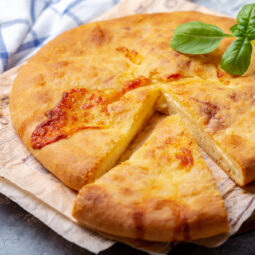 Imeruli-Khachapuri (Chatschapuri) - georgischer Käsefladen