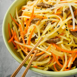 Kamdi-Cha – Koreanischer Kartoffelsalat mit Rindfleisch und Karotten