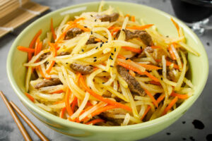 Kamdi-Cha – Koreanischer Kartoffelsalat mit Rindfleisch und Karotten