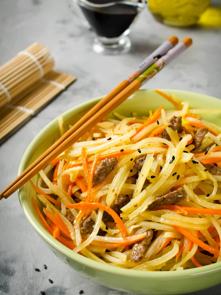 Kamdi-Cha – Koreanischer Kartoffelsalat mit Rindfleisch und Karotten