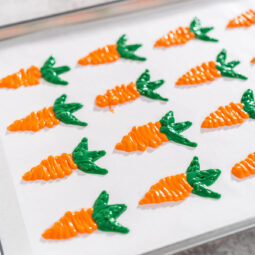 Schoko-Möhren-Topper für Rüeblitorte (Karotten-Deko aus Schmelzdrops)