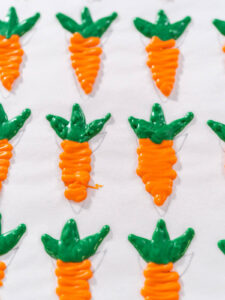 Schoko-Möhren-Topper für Rüeblitorte (Karotten-Deko aus Schmelzdrops)