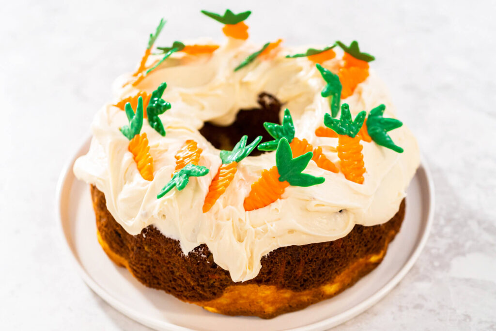 Oster-Rüebli-Gugelhupf mit Käsekern, Frischkäse-Frosting & Schoko-Möhren-Deko