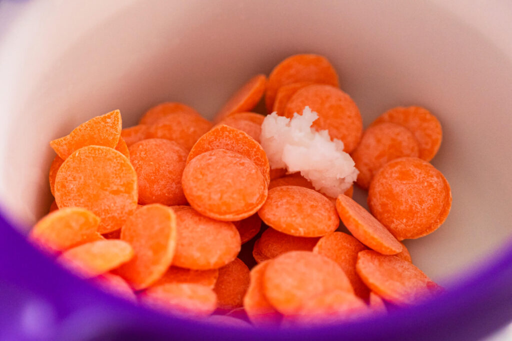 Schoko-Möhren-Topper für Rüeblitorte (Karotten-Deko aus Schmelzdrops)