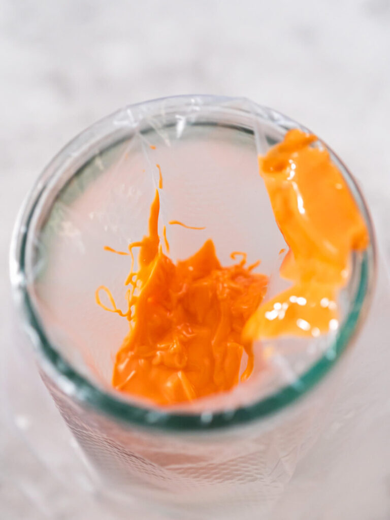 Schoko-Möhren-Topper für Rüeblitorte (Karotten-Deko aus Schmelzdrops)