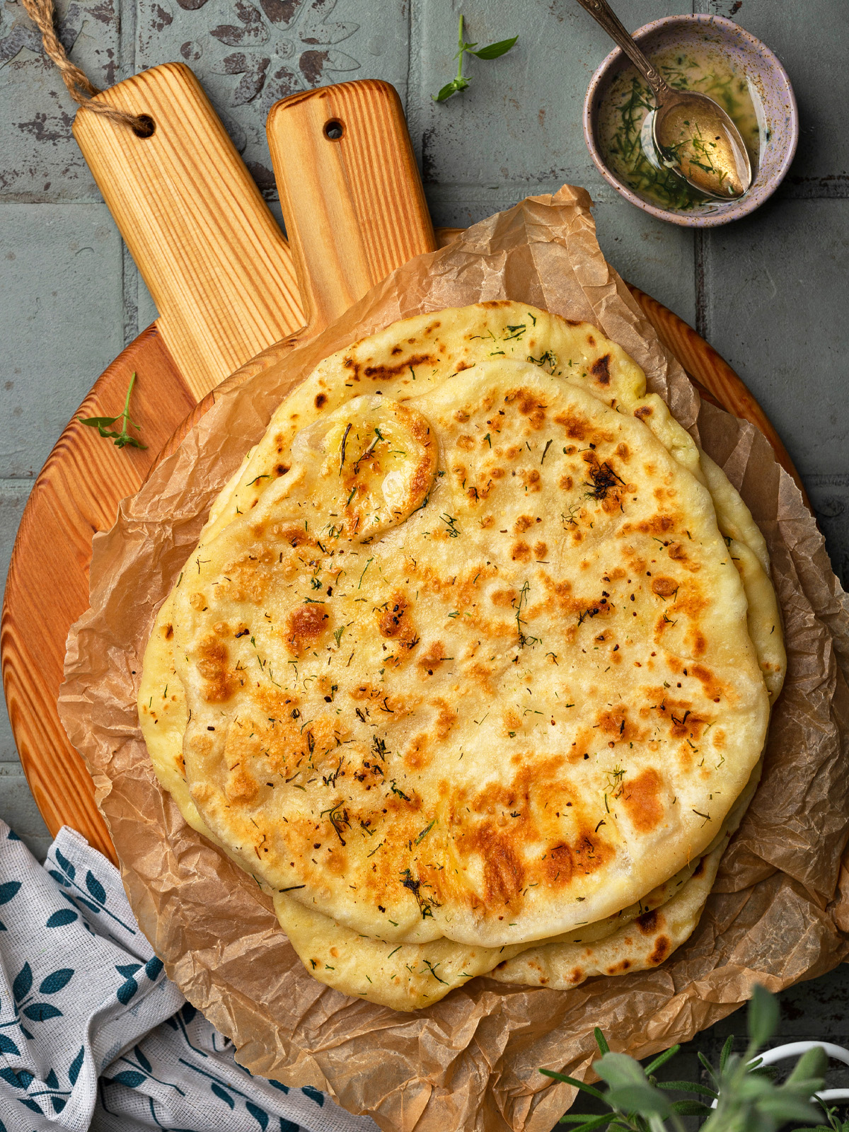 Kartoffel-Fladenbrote aus der Pfanne mit Käse & Knoblauch-Kräuterbutter