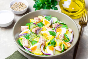 Kartoffel-Thunfisch-Salat mit Gurke, Ei & roter Zwiebel