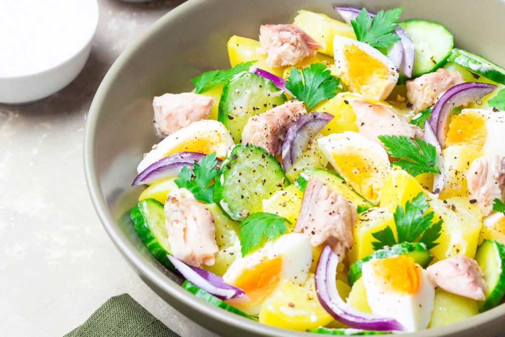 Kartoffel-Thunfisch-Salat mit Gurke, Ei & roter Zwiebel