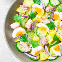 Kartoffel-Thunfisch-Salat mit Gurke, Ei & roter Zwiebel