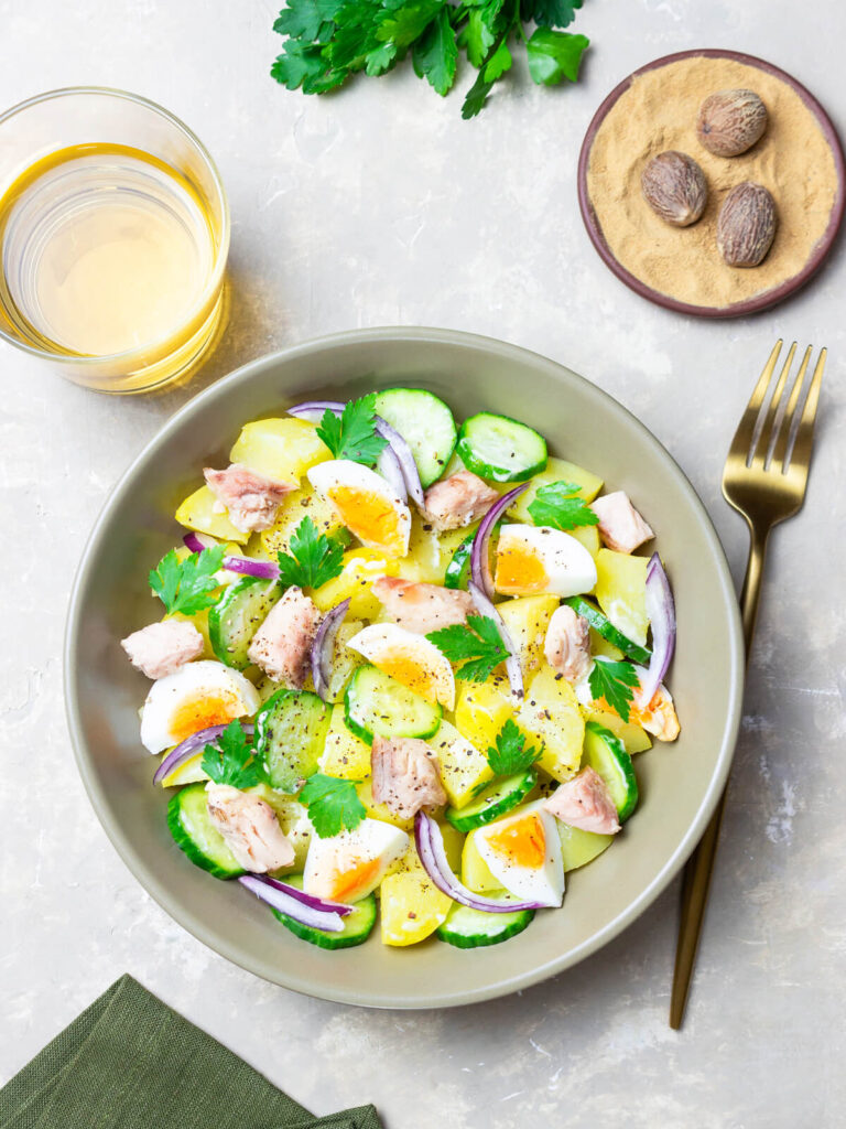Kartoffel-Thunfisch-Salat mit Gurke, Ei & roter Zwiebel