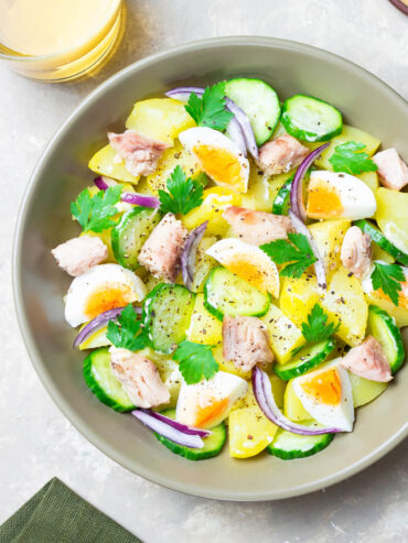 Kartoffel-Thunfisch-Salat mit Gurke, Ei & roter Zwiebel
