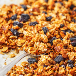 Knusprige Granola mit Limette und Rosinen
