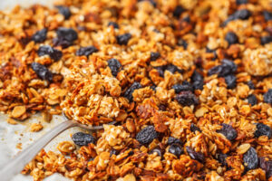 Knusprige Granola mit Limette und Rosinen