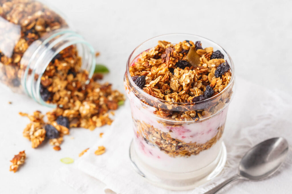Knusprige Granola mit Limette und Rosinen