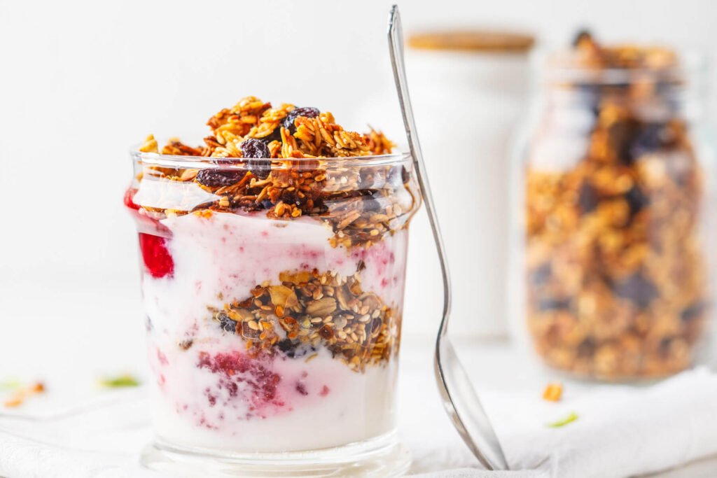 Knusprige Granola mit Limette und Rosinen