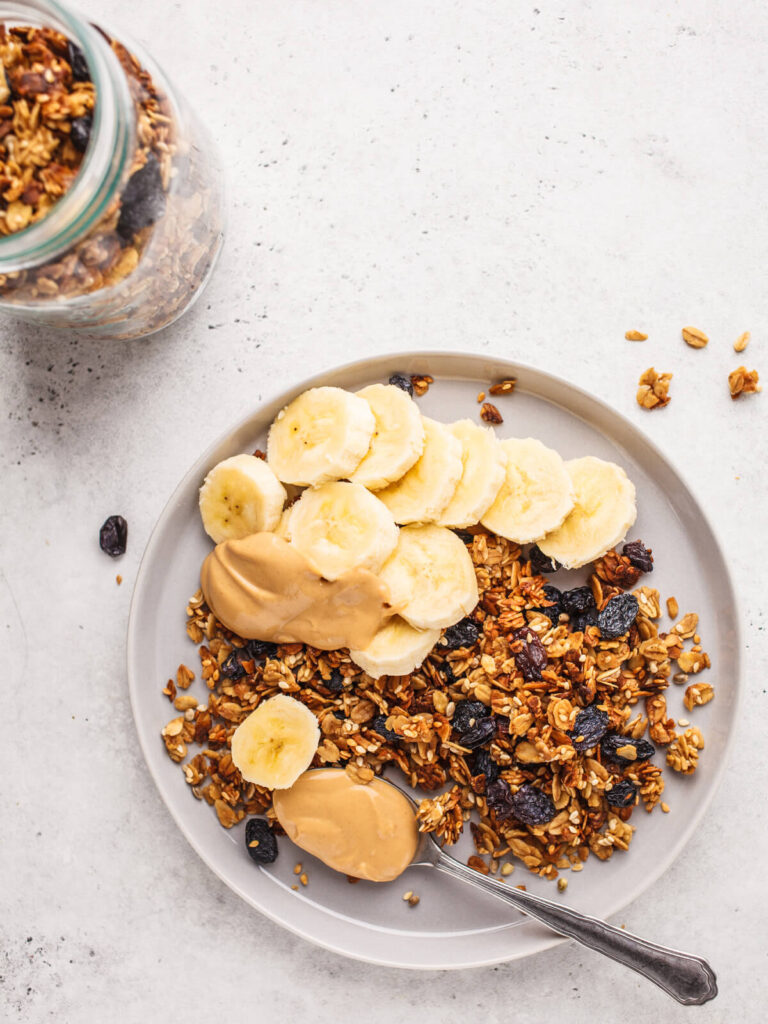 Knusprige Granola mit Limette und Rosinen