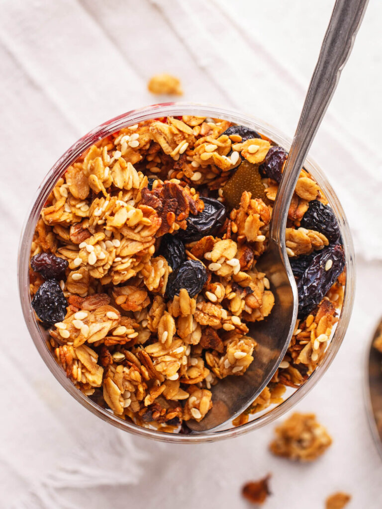 Knusprige Granola mit Limette und Rosinen