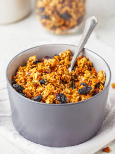 Knusprige Granola mit Limette und Rosinen