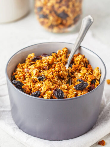 Knusprige Granola mit Limette und Rosinen