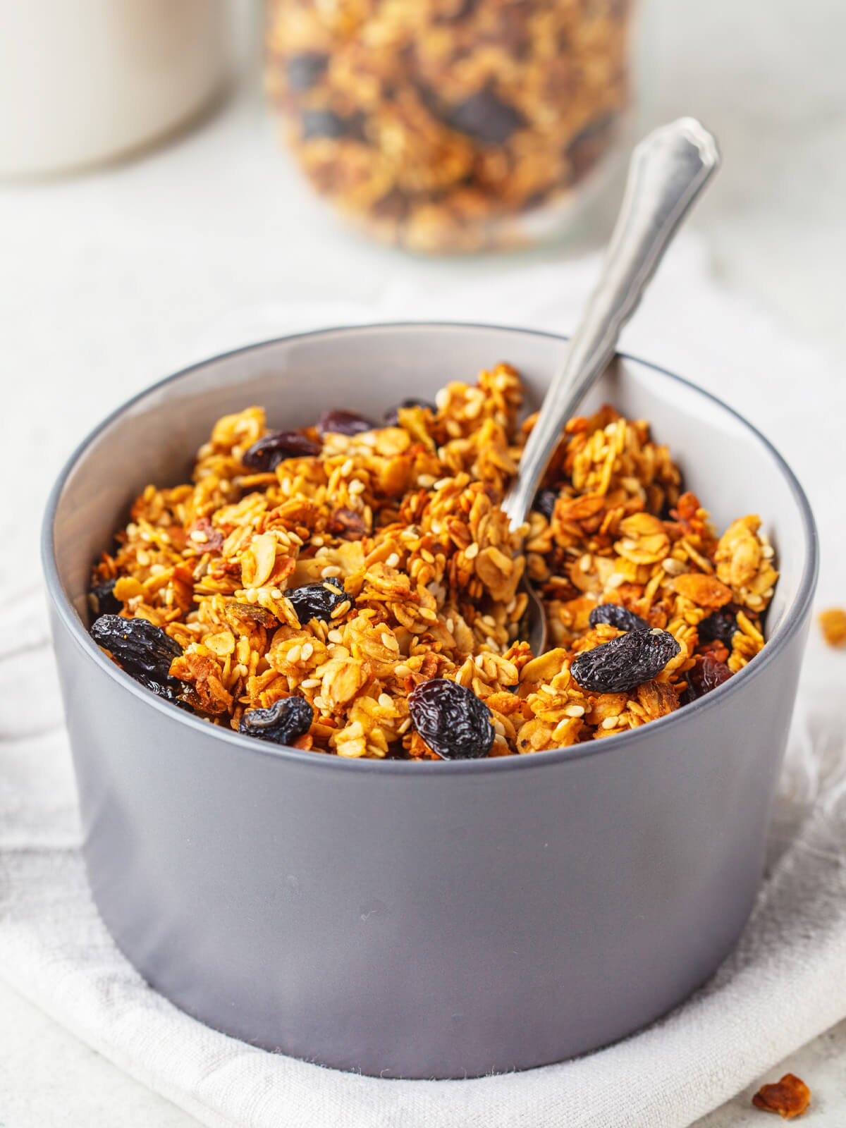 Knusprige Granola mit Limette und Rosinen