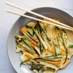 Pajeon (koreanische Frühlingszwiebel-Pfannkuchen) mit Sesam-Soja-Dip