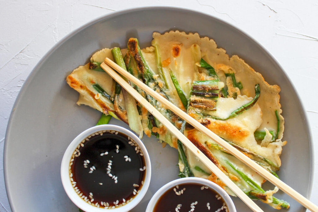 Pajeon (koreanische Frühlingszwiebel-Pfannkuchen) mit Sesam-Soja-Dip