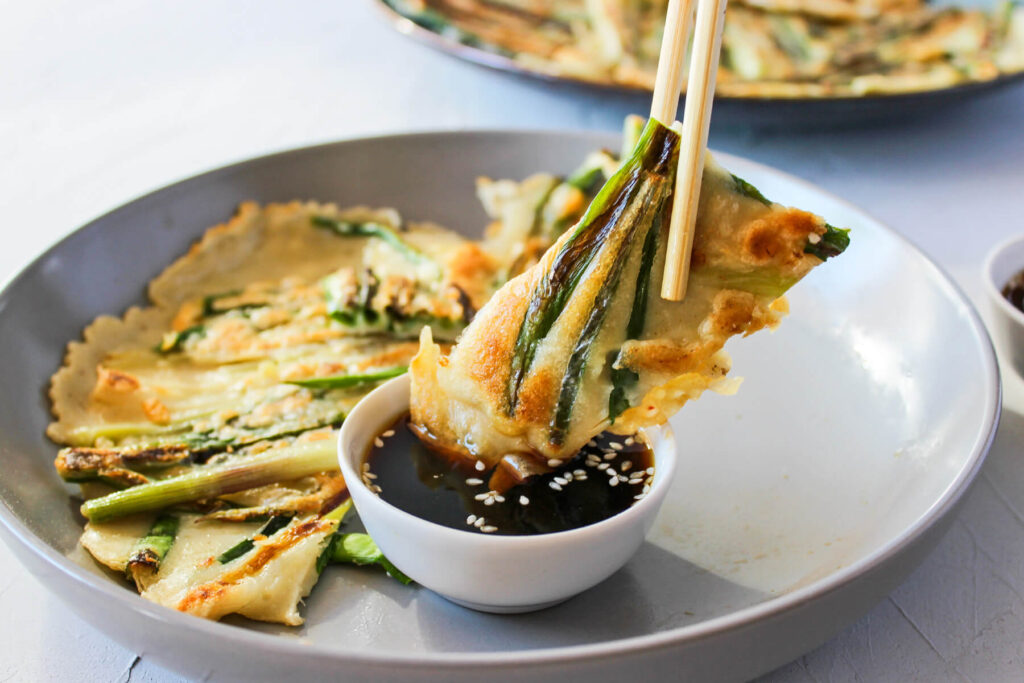 Pajeon (koreanische Frühlingszwiebel-Pfannkuchen) mit Sesam-Soja-Dip