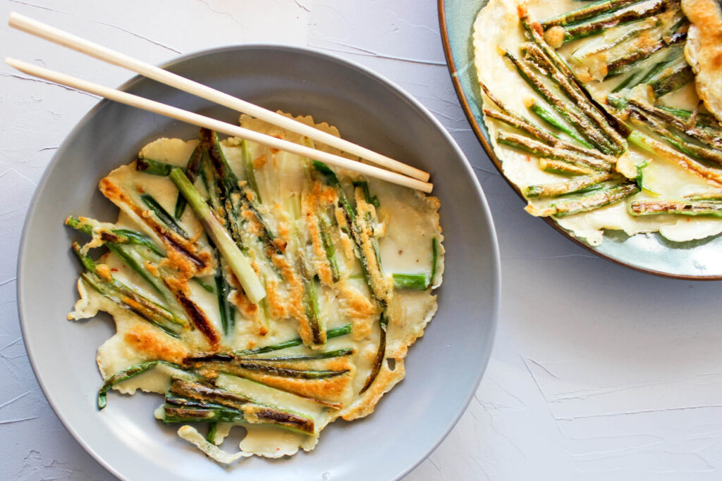 Pajeon (koreanische Frühlingszwiebel-Pfannkuchen) mit Sesam-Soja-Dip