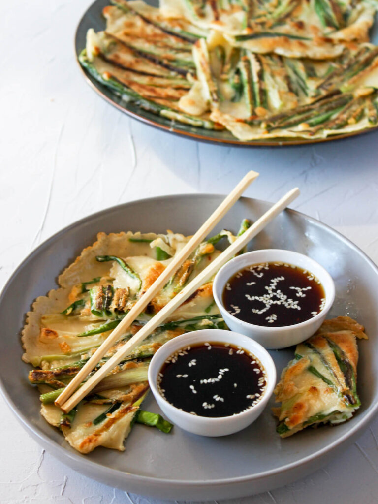 Pajeon (koreanische Frühlingszwiebel-Pfannkuchen) mit Sesam-Soja-Dip