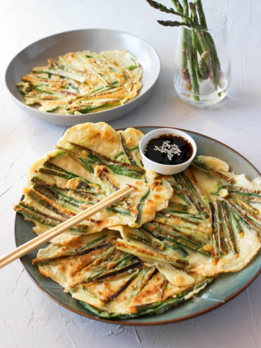 Pajeon (koreanische Frühlingszwiebel-Pfannkuchen) mit Sesam-Soja-Dip